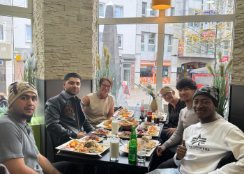 Gemeinsam essen – die Bochumer Gruppe beim afghanischen Abend in Essen